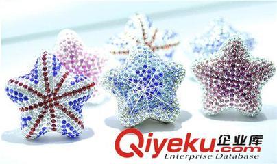 DAD鑲鉆五角星風(fēng)口香水 鑲鉆五角星汽車(chē)飾品 水晶鉆海星風(fēng)口香膏-饒平縣海山路士達(dá)汽車(chē)裝飾用品經(jīng)營(yíng)部提供DAD鑲鉆五角星風(fēng)口香水 鑲鉆五角星汽車(chē)飾品 水晶鉆海星風(fēng)口香膏的相關(guān)介紹、產(chǎn)品、服務(wù)、圖片、價(jià)格饒平縣海山路士達(dá)汽車(chē)裝飾用品經(jīng)營(yíng)部、汽車(chē)防爆膜;汽車(chē)改裝件;LED燈;汽車(chē)飾品;汽車(chē)香水;車(chē)載小電器;車(chē)衣